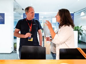 Ein Mann und eine Frau unterhalten sich an der Theke beim BeerTalk.