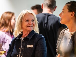 Zwei Frauen unterhalten sich lächelnd beim BeerTalk.