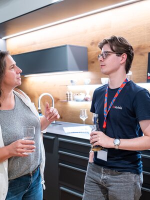 Eine Frau und ein junger Mann unterhalten sich beim BeerTalk.