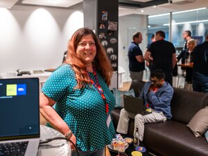 Eine Frau steht beim BeerTalk neben einem Laptop und spricht zum Publikum.