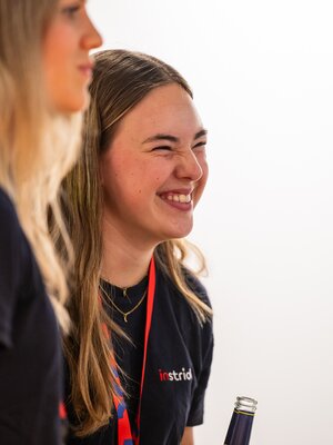 Zwei Frauen lächeln im Gespräch beim BeerTalk.
