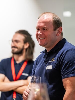 Zwei Männer stehen beim BeerTalk nebeneinander an der Theke.