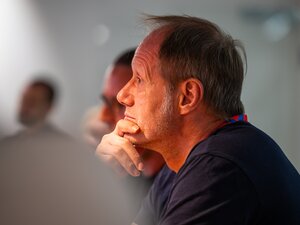 Ein Teilnehmer verfolgt aufmerksam den BeerTalk und stützt das Kinn auf die Hand.