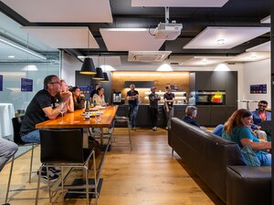 Teilnehmende sitzen und stehen im Veranstaltungsraum des BeerTalks.