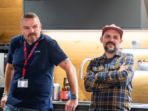 Zwei Teilnehmer stehen nebeneinander an der Theke des BeerTalks.