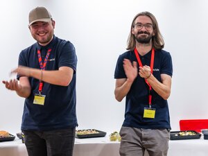 Zwei Männer applaudieren vor dem Publikum beim BeerTalk.