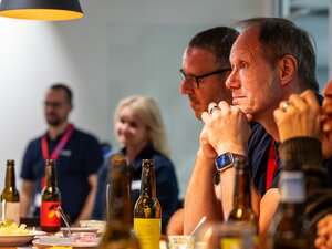 Teilnehmende hören beim BeerTalk aufmerksam zu.