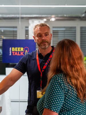 Ein Mann und eine Frau unterhalten sich am BeerTalk von instride.